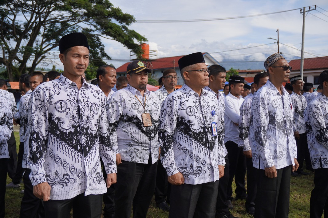 Pj Bupati Gayo Lues Pimpin Upacara Hari Guru Nasional dan HUT PGRI